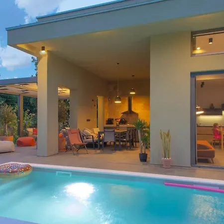 Villa Nature's Retreat Bella Nicole *
