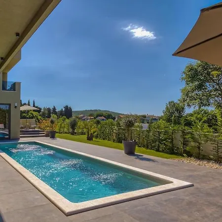 Nature's Retreat Bella Nicole Villa Bale