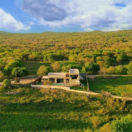 Nature's Retreat Bella Nicole Villa Bale