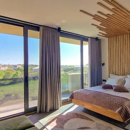 Nature's Retreat Bella Nicole Villa Bale